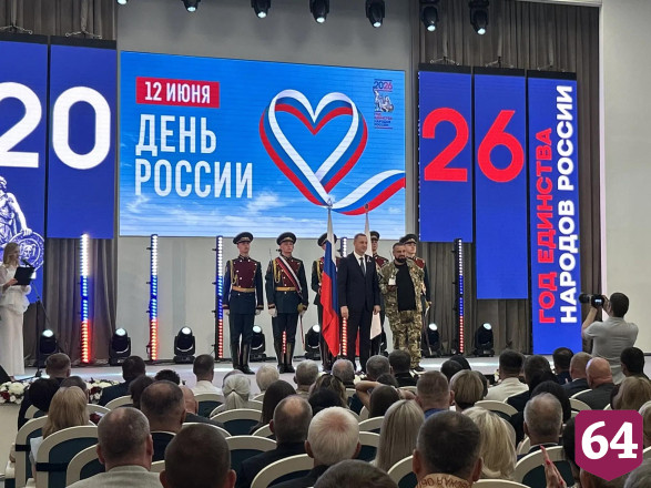 В саратовском правительстве перед Днем России исполнили патриотические песни